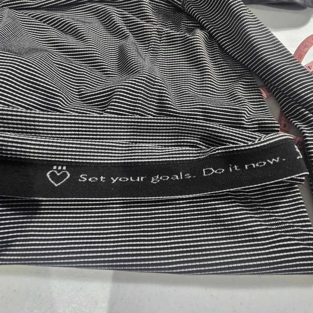 Lululemon Swiftly Tech Long Sleeve Women Size 8 Black White Striped Thumbholes‎